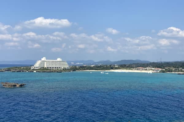 万座ビーチ（車で約55分）