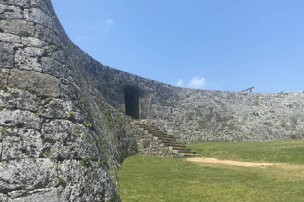 座喜味城跡（車で約60分）